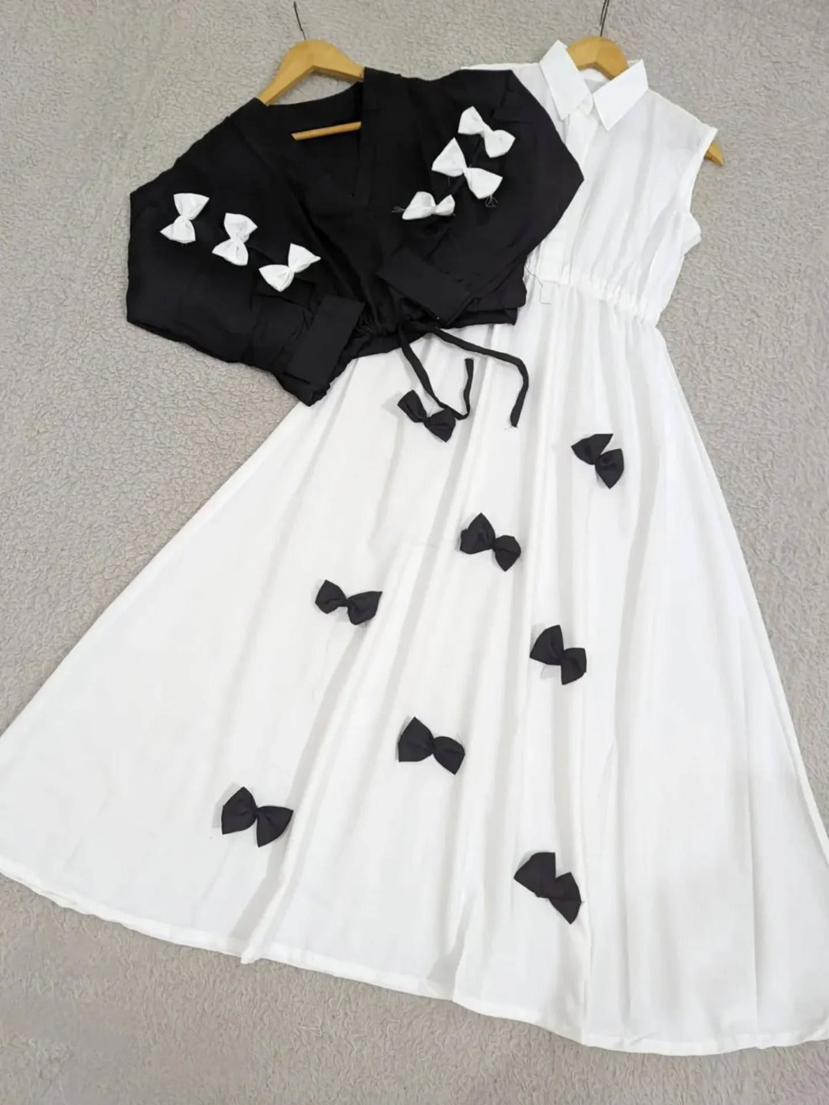 Sleeves Top With Contrast Bow
