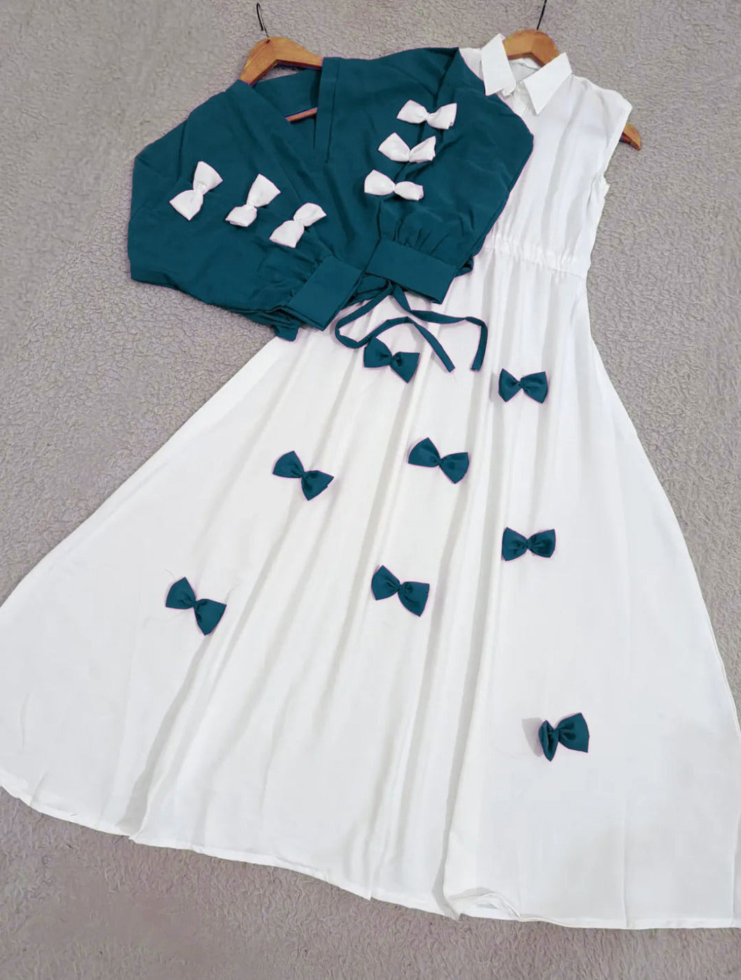 Sleeves Top With Contrast Bow